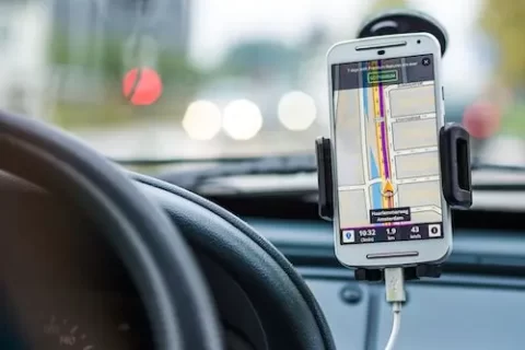 imagem de homem utilizando GPS no carro com o seu celular